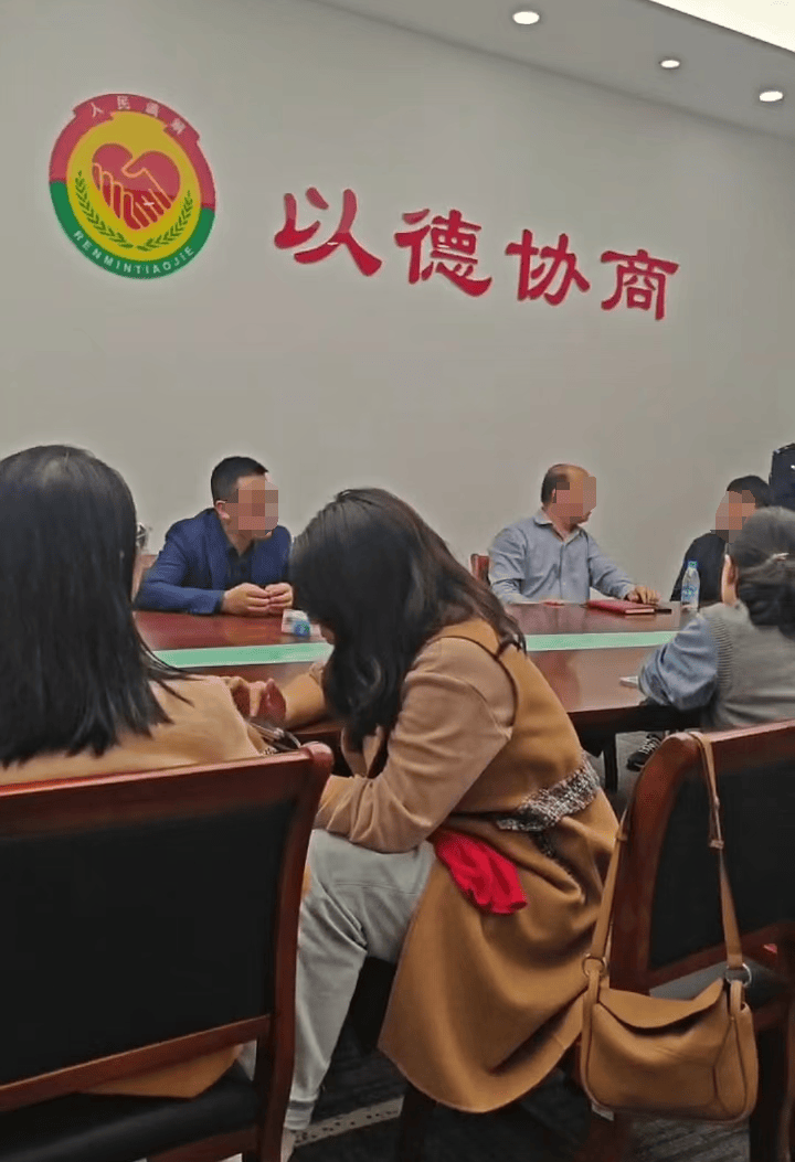 苏州知名艺术培训机构宣布破产，老板下跪称“绝不跑路”，事发前安排活动消耗课时费