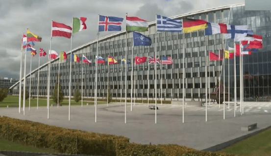 俄导弹落下炸了乌命脉，这次欧洲比乌克兰还急，32国联合施压，英国又当先锋