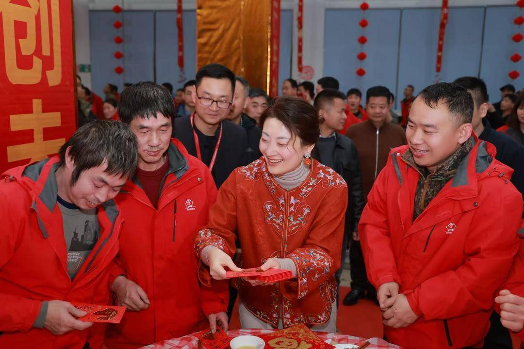 宗馥莉现身娃哈哈团拜会现场分房 去年娃哈哈销售一线人均涨薪31%