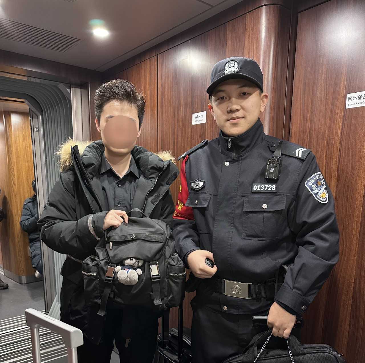 天津乘警暖心守护，助旅客找回遗失背包