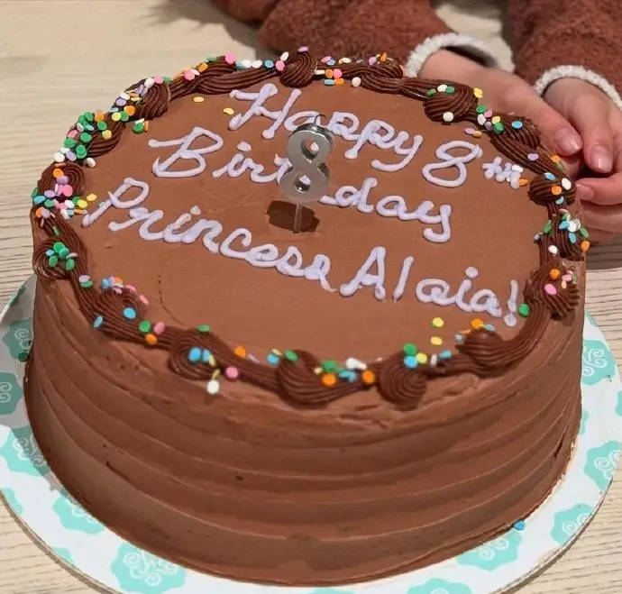 陈冠希为女儿Alaia庆祝8岁生日！晒生日蛋糕照片爱意满满