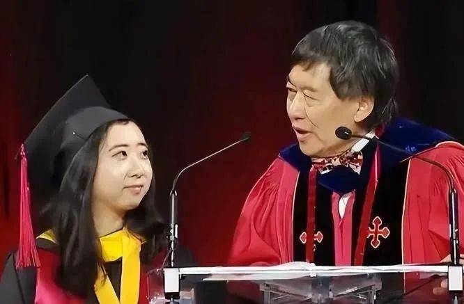夸美国空气香甜的杨舒平，已被美国驱逐出境，如今回国下场怎么样了？