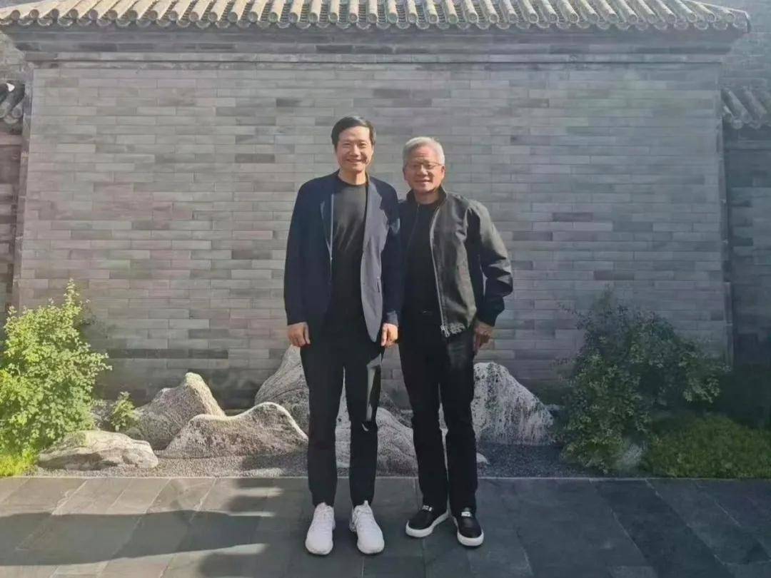 大热天穿皮衣露天与雷军合影？黄仁勋年内第三次来华，现身北京！