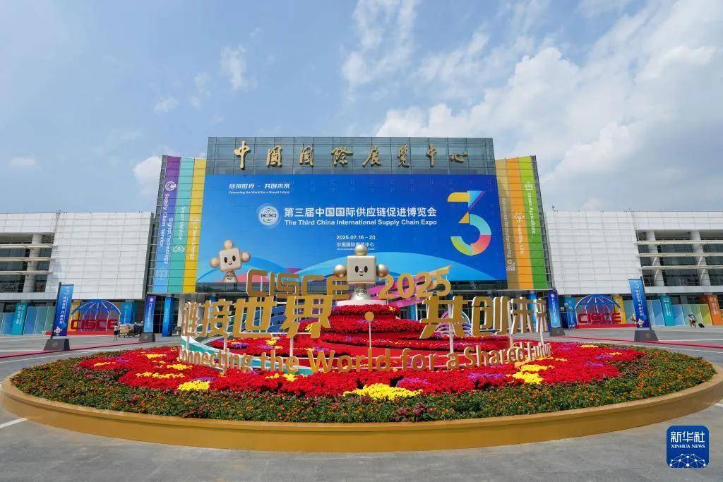 大热天穿皮衣露天与雷军合影？黄仁勋年内第三次来华，现身北京！