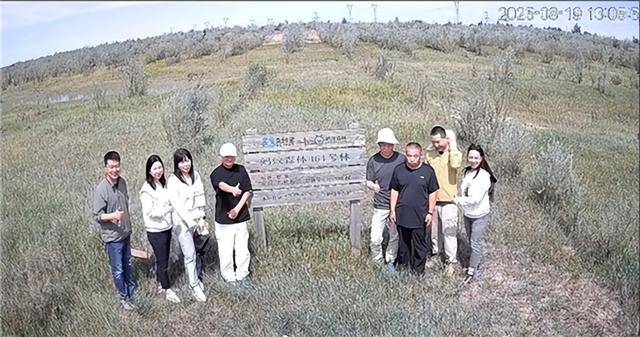 马云时隔六年再现身蚂蚁森林，被摄像头拍到合影瞬间