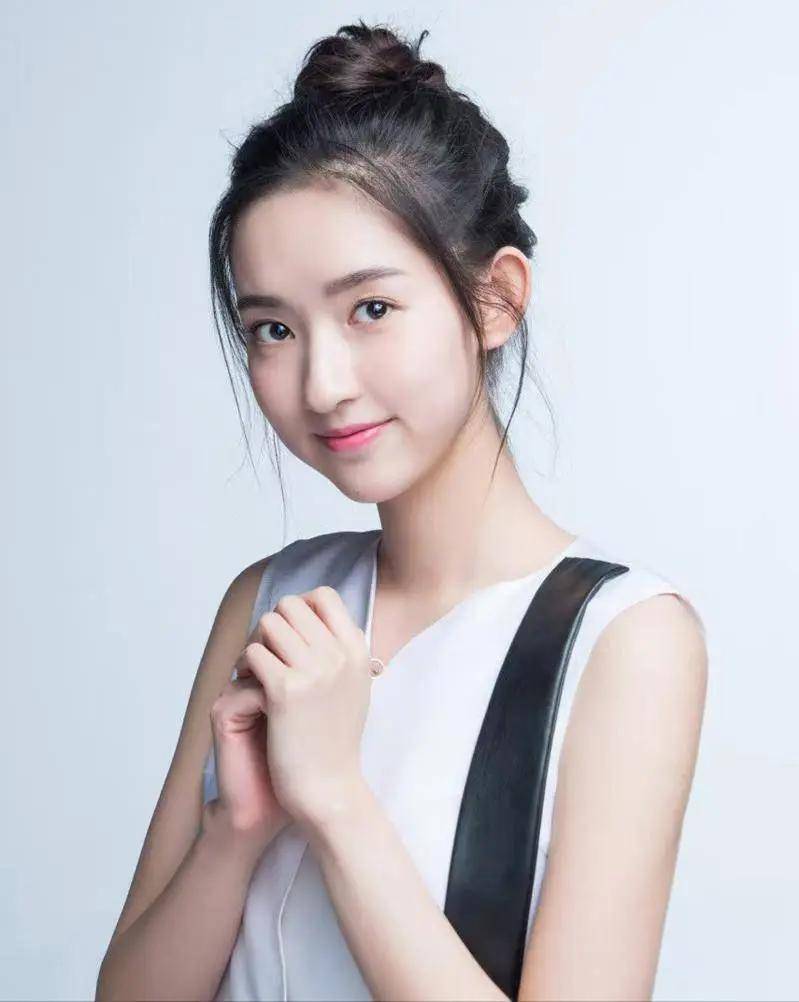 “耿直”的95小花王玉雯火了，被评“活人感好重”