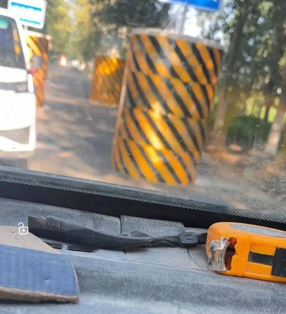 河北一马路设5个大水泥墩,司机经过像穿“梅花桩”,当地回应