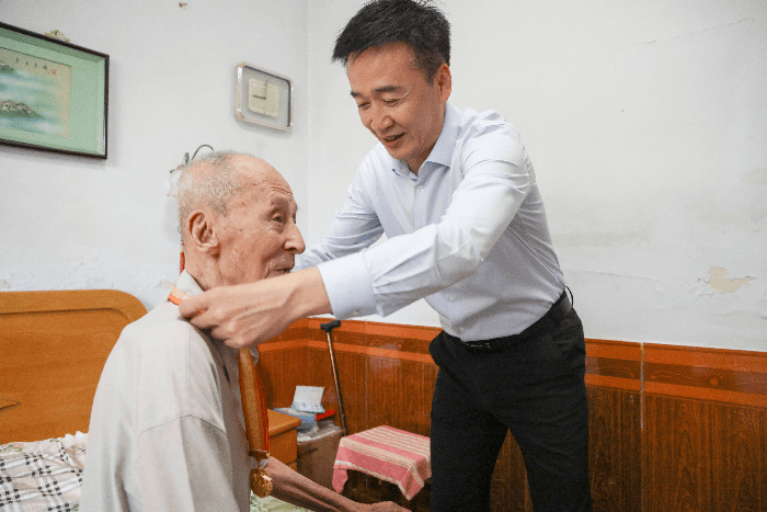 宋永祥李春田走访慰问抗战老战士老同志并颁发纪念章
