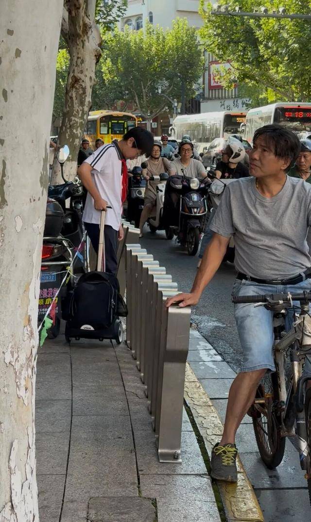 事发上海校门口!学生上学像闯关:夹缝中慢慢腾挪,与非机动车迎面对冲…家长担忧:何时是头
