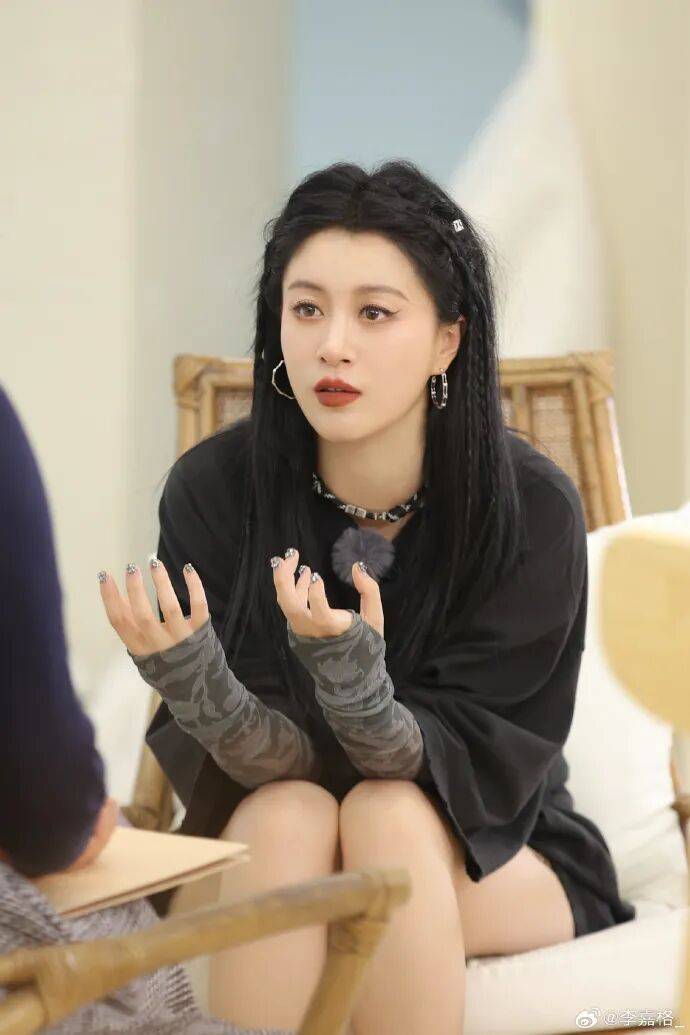 歌手李嘉格回应已与爱奇艺原副总裁车澈离婚！男方曝街头拥抱女子