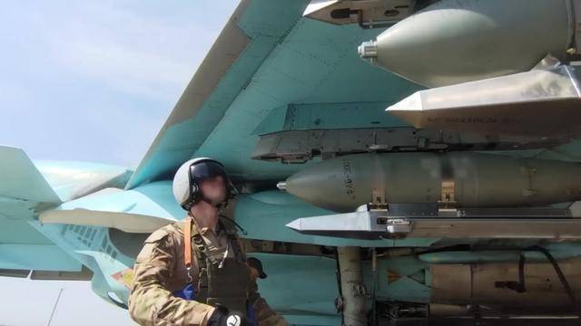 俄军终于开炸铁路枢纽，炸嗨了，多轮炸弹雨砸下，乌克兰扛不住了