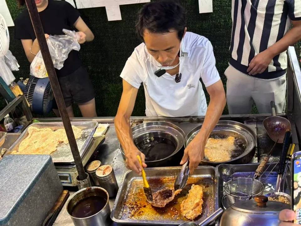 “鸡排哥”打假,称有摊主假冒其父亲:父亲和岳父已去世多年,希望不要冒犯他们