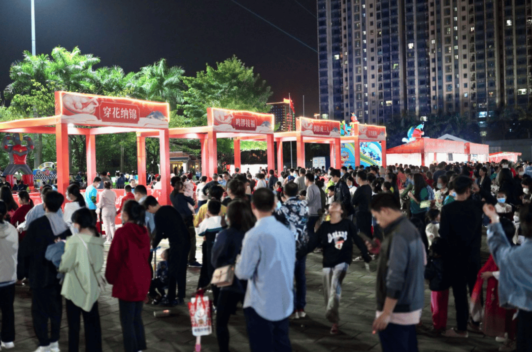 非遗好物、中秋游园、国庆潮拍、文艺晚会……这个“双节”,儋州市文化广场夜间“非”常好玩!