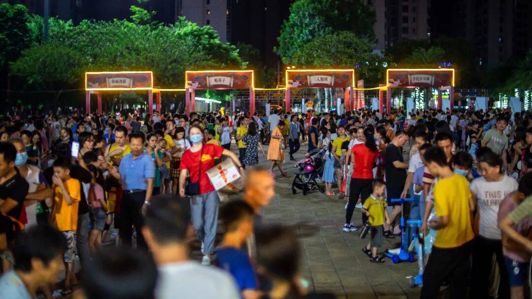 非遗好物、中秋游园、国庆潮拍、文艺晚会……这个“双节”,儋州市文化广场夜间“非”常好玩!