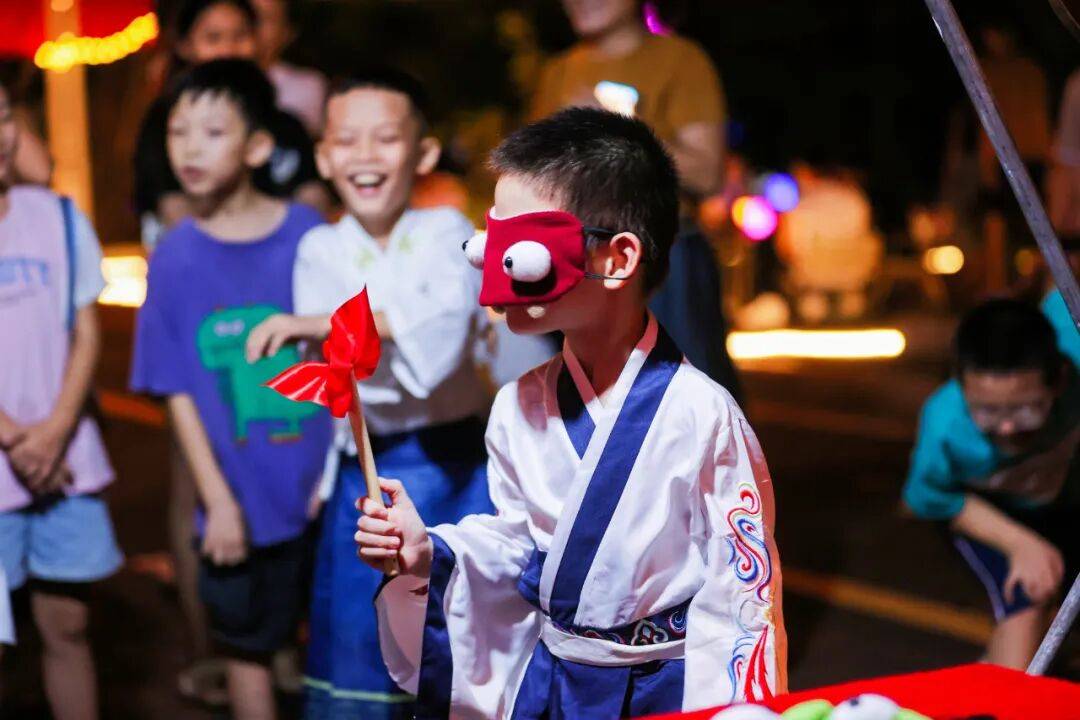 非遗好物、中秋游园、国庆潮拍、文艺晚会……这个“双节”,儋州市文化广场夜间“非”常好玩!