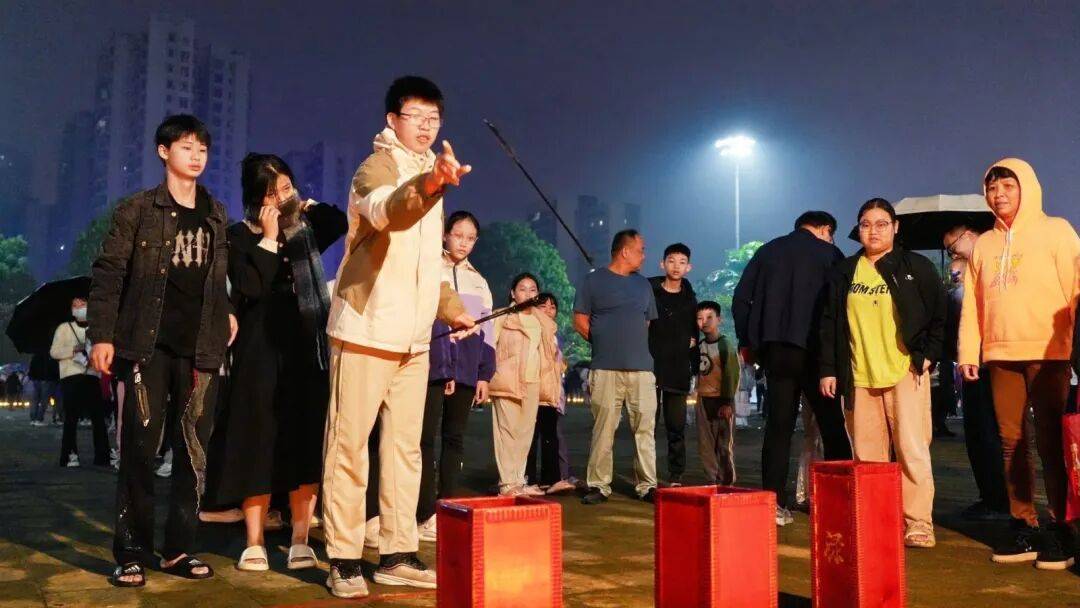 非遗好物、中秋游园、国庆潮拍、文艺晚会……这个“双节”,儋州市文化广场夜间“非”常好玩!