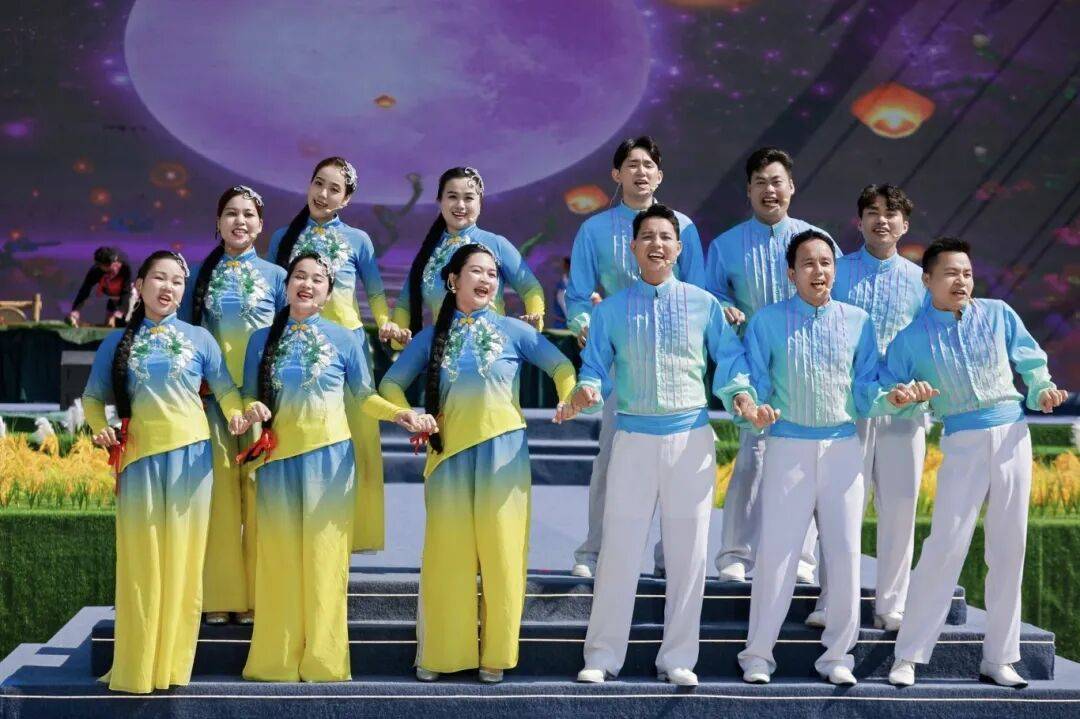 非遗好物、中秋游园、国庆潮拍、文艺晚会……这个“双节”,儋州市文化广场夜间“非”常好玩!