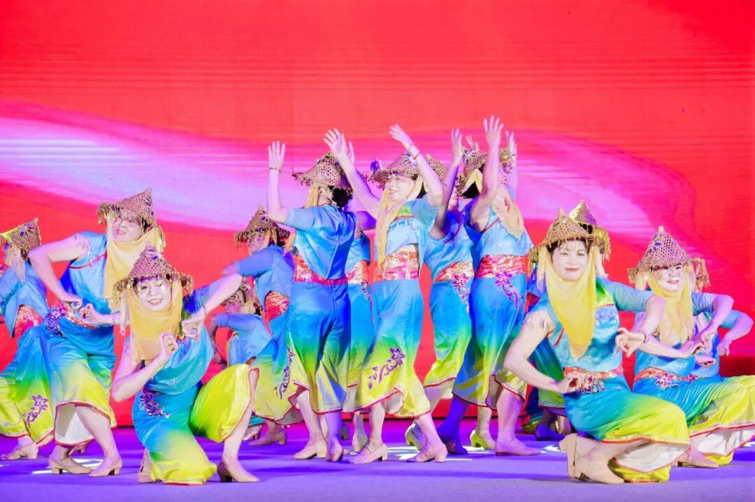 非遗好物、中秋游园、国庆潮拍、文艺晚会……这个“双节”,儋州市文化广场夜间“非”常好玩!