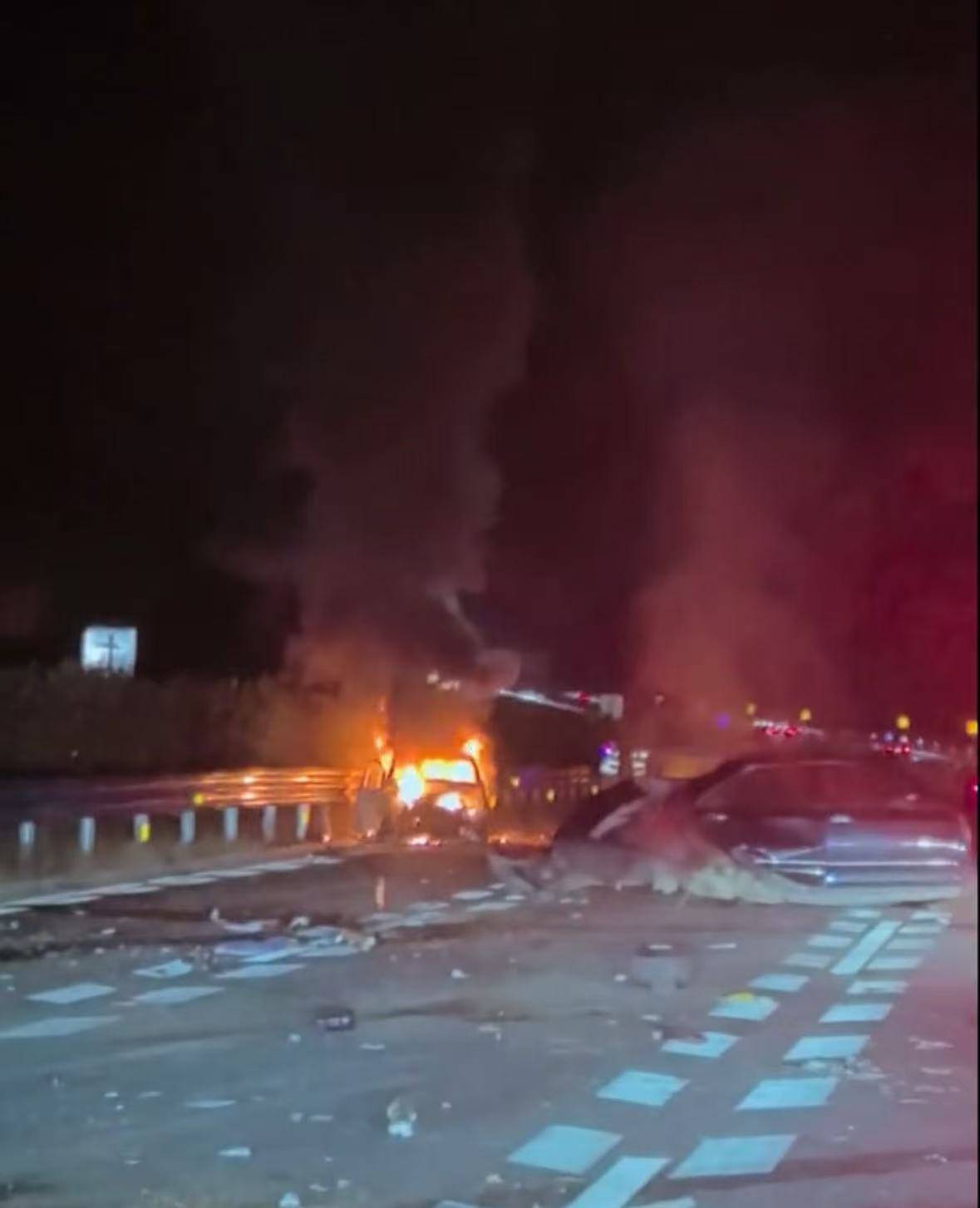 玉林多车连撞起火致2死3伤，亲属：堂哥一家去旅游出事，两名女儿遇难，堂嫂烧伤严重