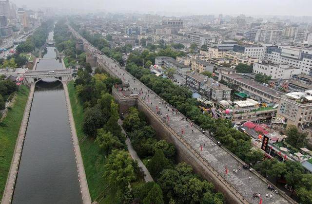 假日经济活力观察:“出入口经济”点亮西安城墙