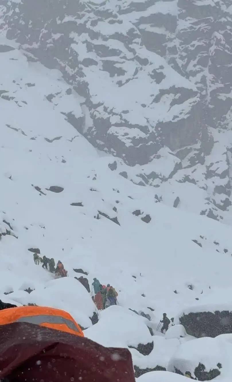 珠峰景区游客被困最新进展:已有350名游客获救,其余200多名游客已全部取得联系