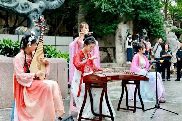 秋色满城 历下有约丨护城河畔美出圈!解锁历下限定秋日浪漫