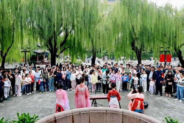 秋色满城 历下有约丨护城河畔美出圈!解锁历下限定秋日浪漫