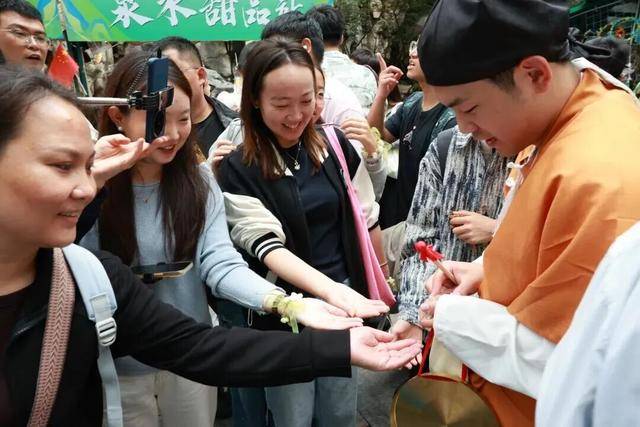 秋色满城 历下有约丨护城河畔美出圈!解锁历下限定秋日浪漫