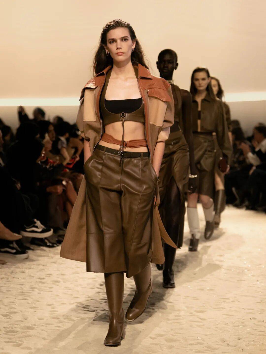 Hermès的女骑士,在沙滩上自由驰骋