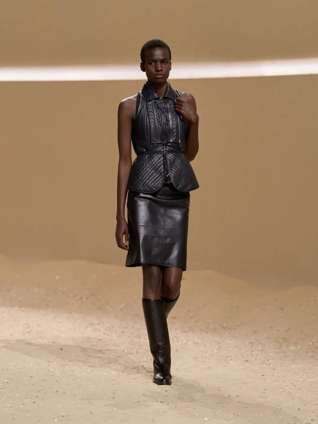 Hermès的女骑士,在沙滩上自由驰骋