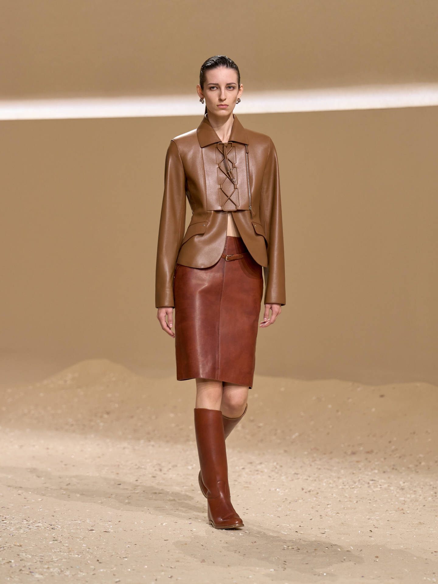 爱马仕秀场变沙滩，丝巾变上衣、亮色包袋注入新活力！