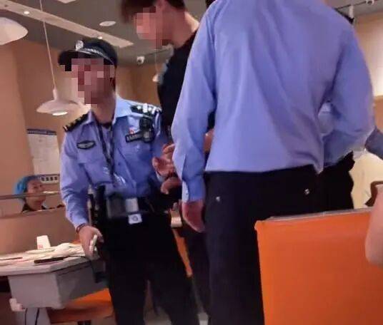 小伙和女友餐厅吃饭，被民警赶来戴铐带走；警方回应：其女友与一离家女孩“撞脸”，错抓已道歉