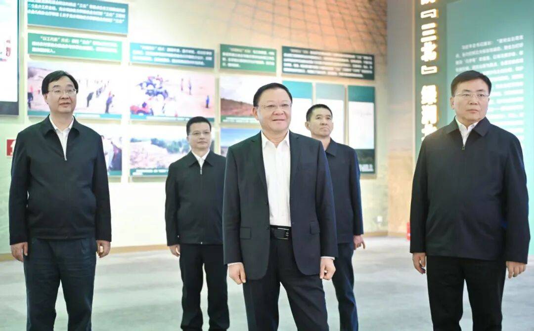 头条 | 王伟中到内蒙古自治区展览馆参观主题展