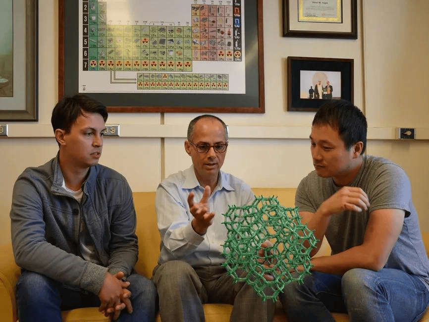 三名科学家获2025诺贝尔化学奖：他们让沙漠空气也能“榨”出水