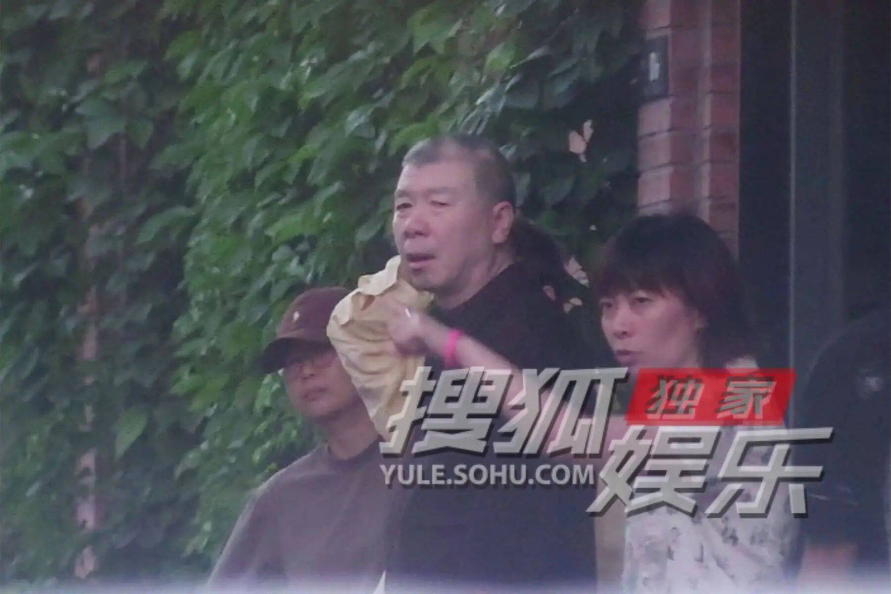 考古|冯小刚带女儿去陈思诚工作室!开个人账号还读影视专业,她也要“女承父业”吗?