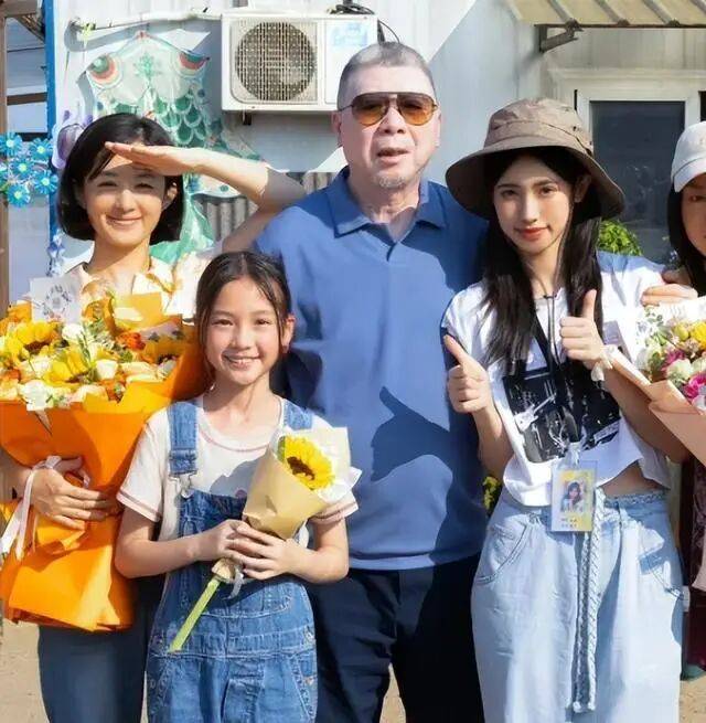 考古|冯小刚带女儿去陈思诚工作室!开个人账号还读影视专业,她也要“女承父业”吗?