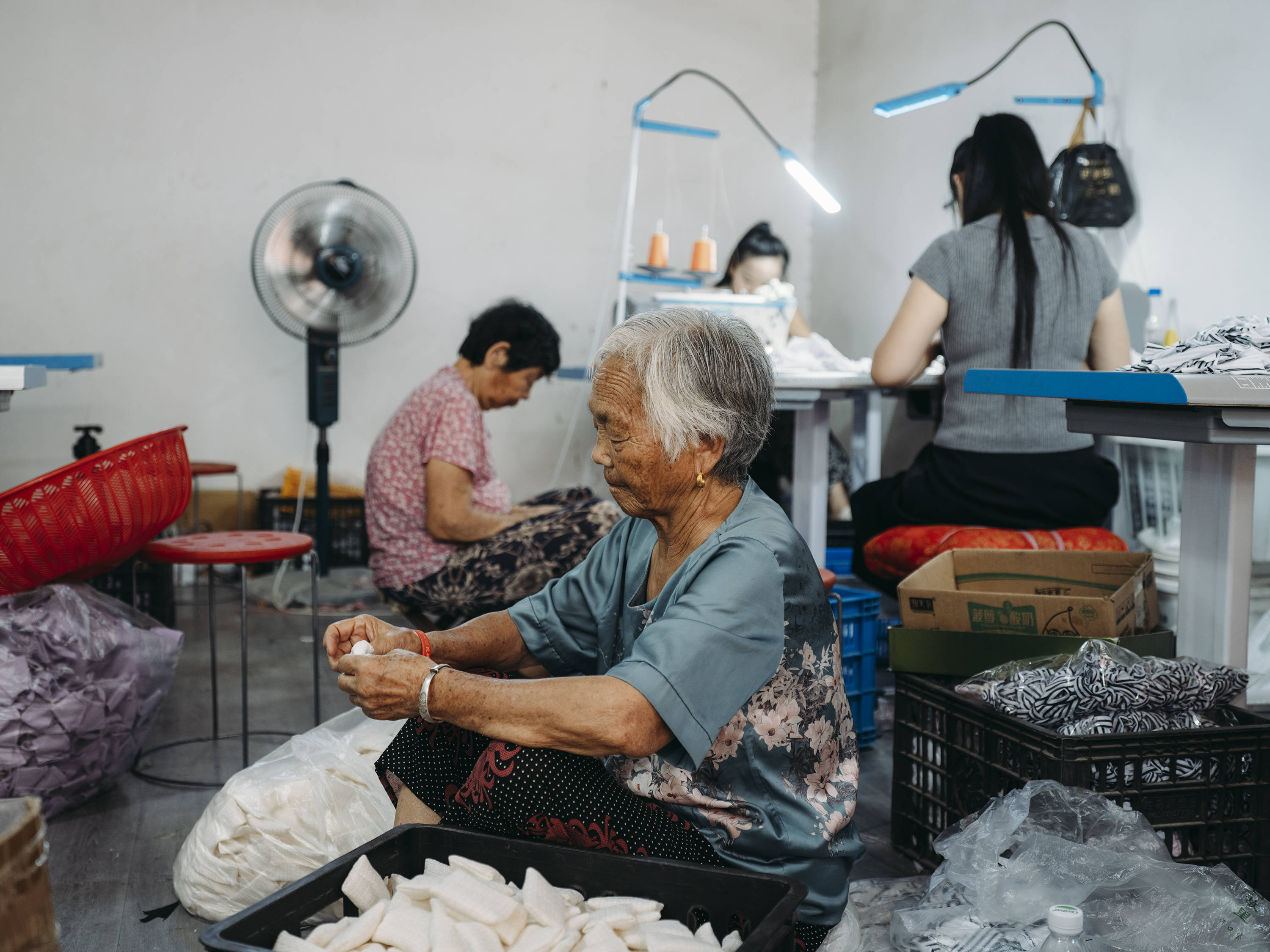 农村宝妈为潮牌玩偶做衣服 月还2千房贷