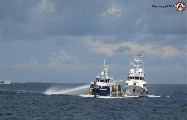 菲船顶着水炮撞击我海警船，马科斯救灾无能，又打南海牌转移视线