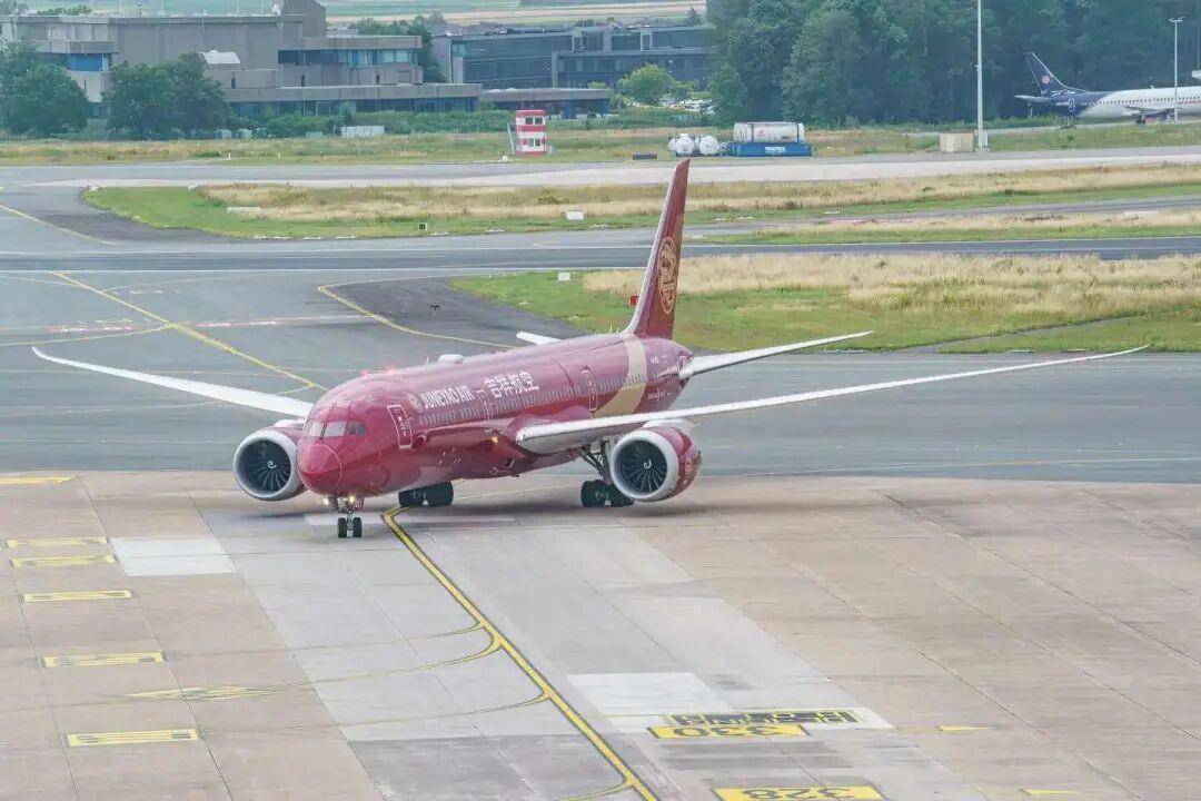 吉祥航空安全员被指侵占头等舱乘客遗落手机，“定位先在酒店，后在一小区“；航司：已解聘