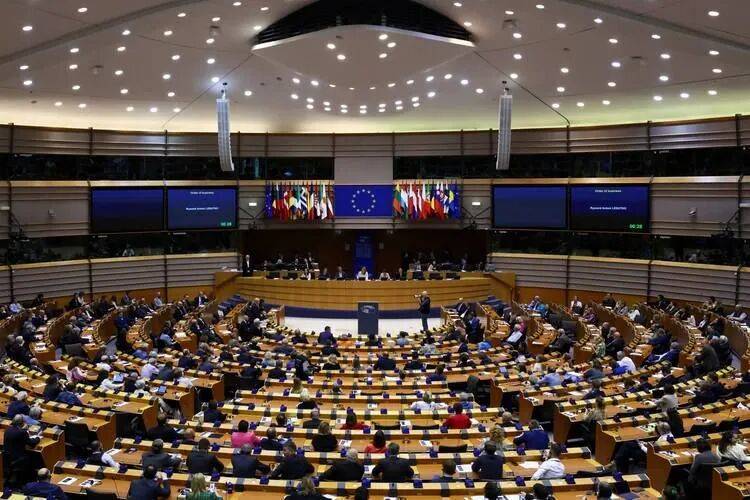 王毅专机落地前，欧盟对华连出两招，不到24小时，意大利率先选边站