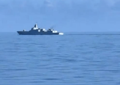 中美海军正面交锋？中国海军055大驱与美航母编队狭路相逢，双方都进入舰炮打击范围