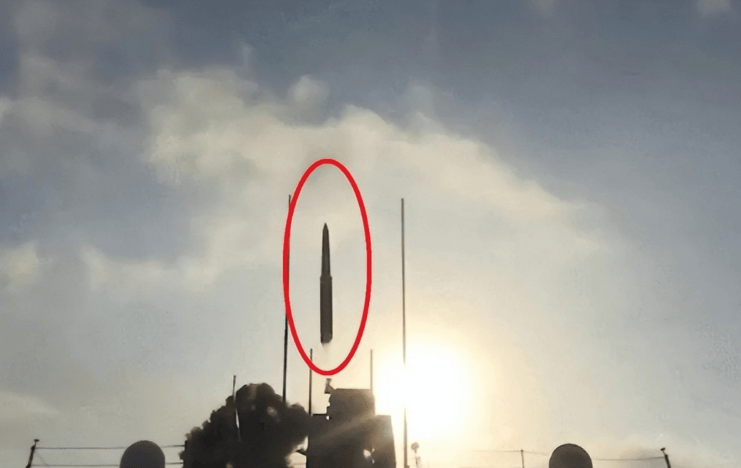 中美海军正面交锋?中国海军055大驱与美航母编队狭路相逢,双方都进入舰炮打击范围