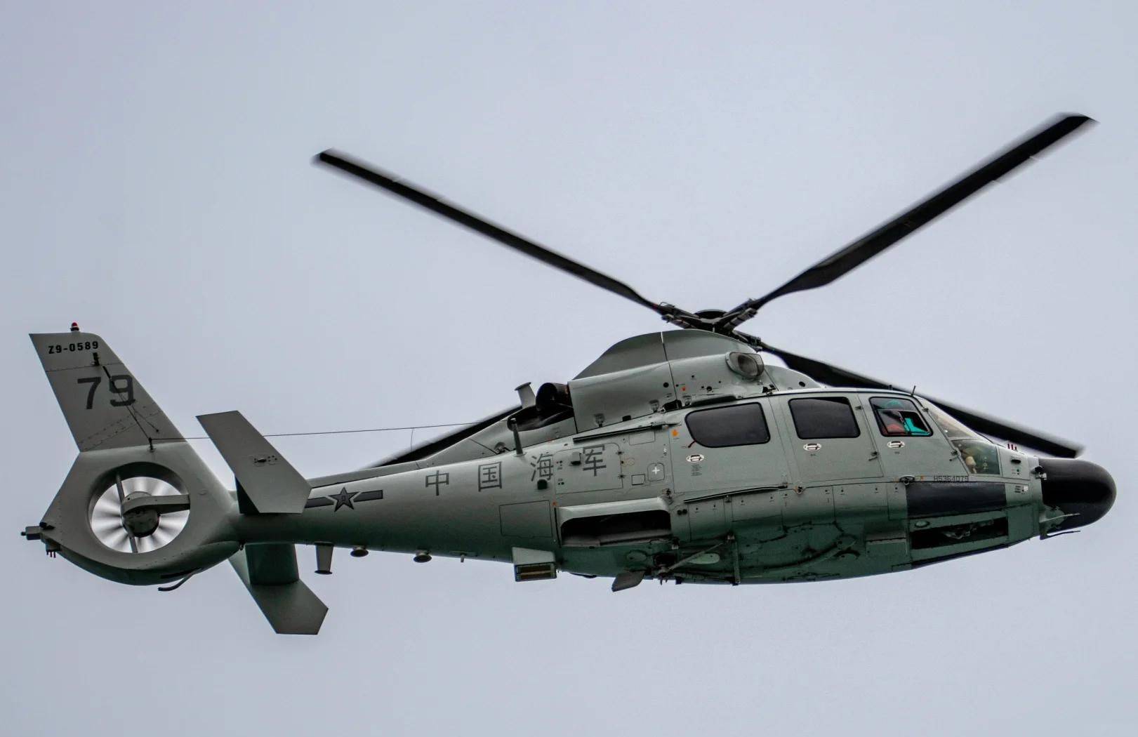 菲律宾护卫舰直奔南沙搞事,却突然发现黄岩岛上出现了高脚屋