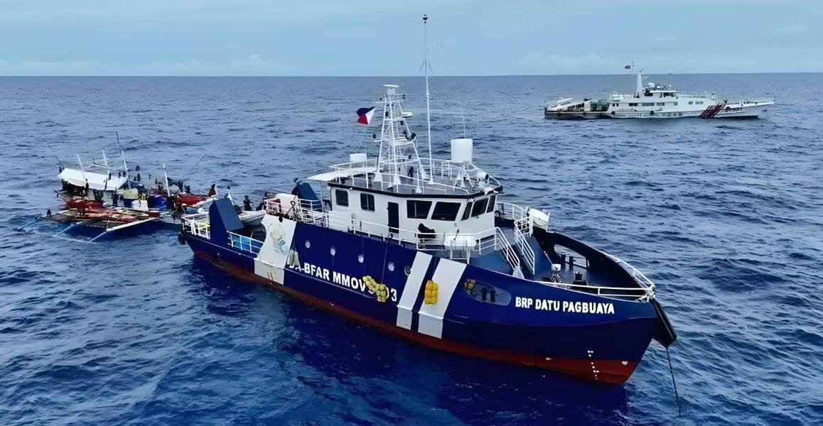 菲律宾护卫舰直奔南沙搞事,却突然发现黄岩岛上出现了高脚屋