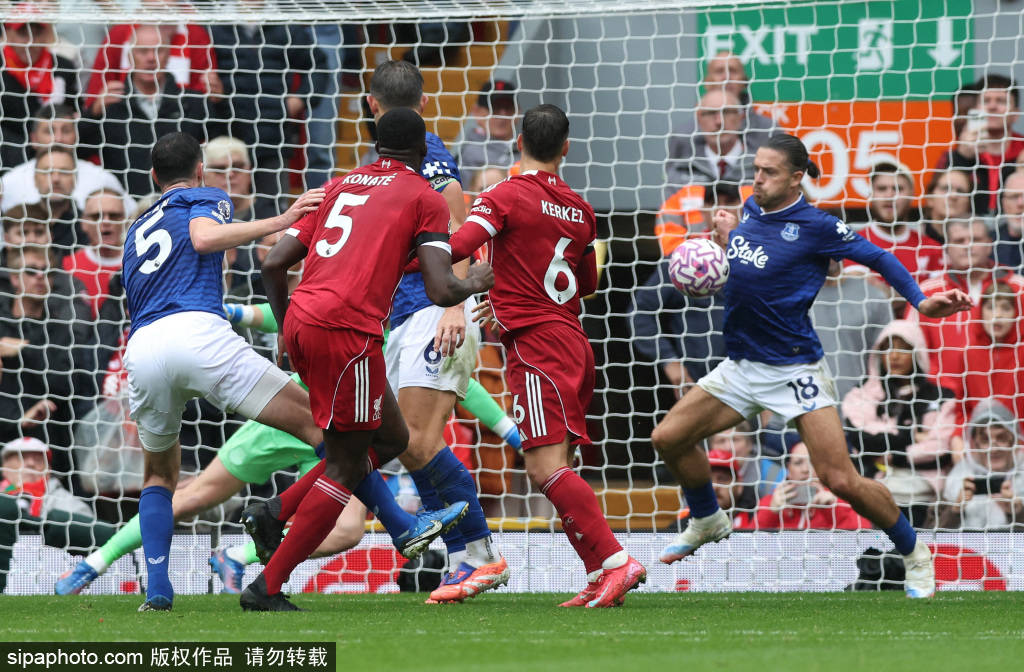 内维尔看傻了！范戴克致命失误送曼联破门，利物浦四场不胜陷危机