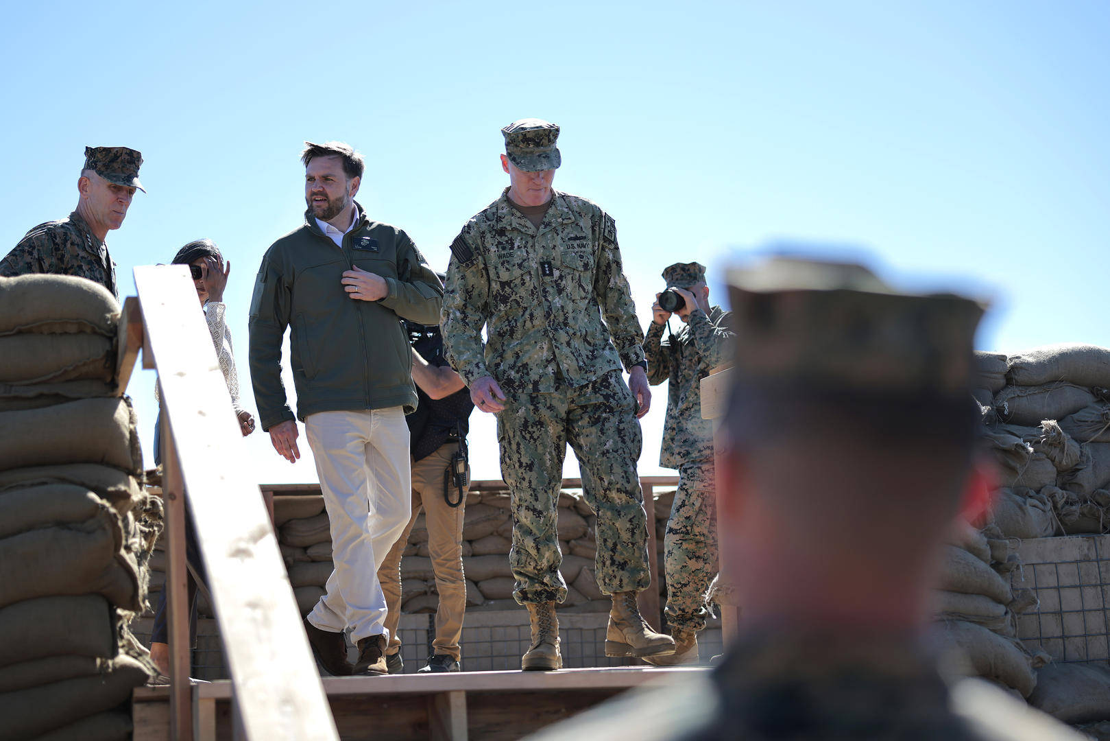 美军在高速公路上空实弹军演，万斯安保车遭炮弹碎片击中 加州州长：鲁莽之举，拿民众冒险