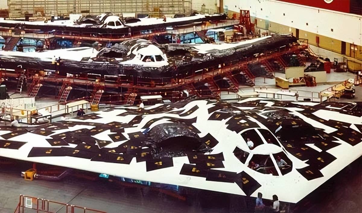 被中国新试飞的无人机吓到了？特朗普：美国要再造20架B-2轰炸机