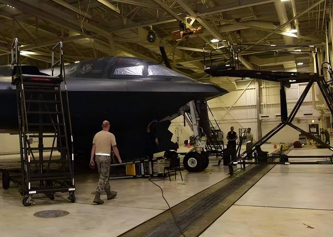 被中国新试飞的无人机吓到了？特朗普：美国要再造20架B-2轰炸机