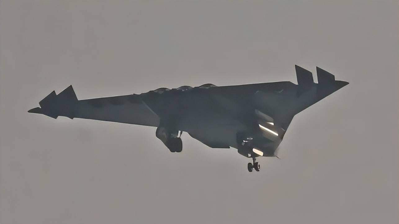 被中国新试飞的无人机吓到了？特朗普：美国要再造20架B-2轰炸机