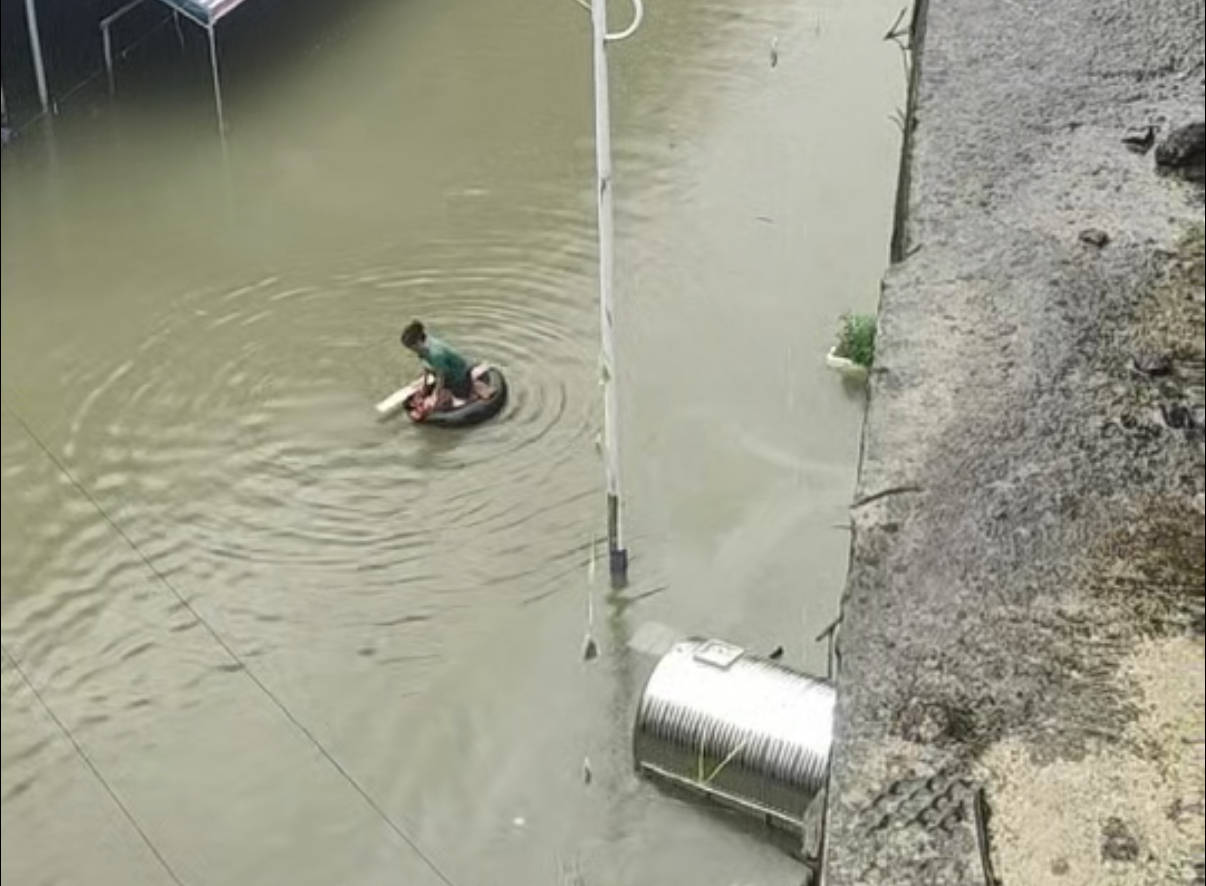 广西内涝20天未退 老人在鸡棚搭煤气灶做饭